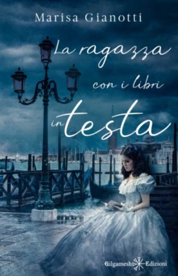 La ragazza con i libri in testa